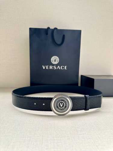 特 宽度3.8Cm Versace Jeans Couture 牛皮革V-Emblem板扣式皮带、饰有La Greca彰显个性设计。该铆钉腰带饰有La Grec