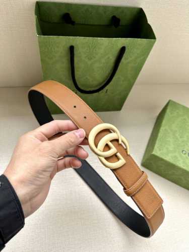 特P190 宽度4.0Cm Gucci 在2022春夏系列，品牌标志性的双G标识经重新诠释后，以光彩夺目的金色调呈现在这款男士光面头层牛皮腰带上。