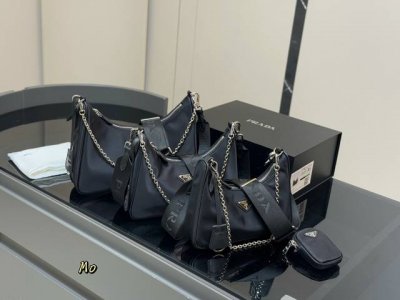 配折叠盒 顶级品质 Size：28Cm 24Cm 21Cm 普拉达 Hobo三合一！ 出口韩国的订单！ 质量超级好！！ 一个类似于饺子包的大包加上一个小包，一条