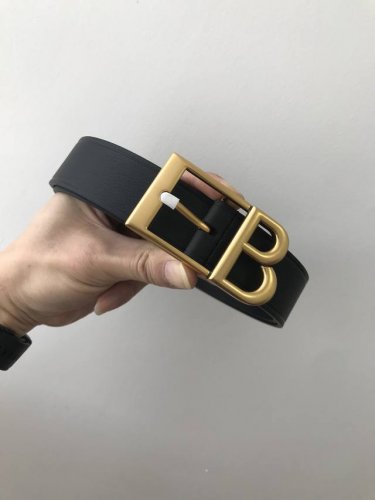 Balenciga Fall-Winter 宽35Mm 黑色腰带采用复古美学设计意大利制造的原厂松折纹皮革，釆用会标斜角色针扣B造型 签名镀金金属效果，深色调增