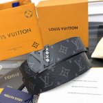 驴牌Dimension 双面腰带将创意传承与华美街头风范共冶一炉，彰显创意总监 Pharrell Williams 的时尚远见。Monogram 帆布铺陈外层，