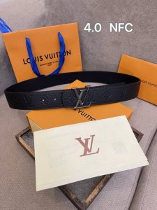 Lv Dimension 4.0双面腰带将经典格调引入新颖尺幅设计。皮革压印 Lv 字母和 Monogram 花卉，与纤秀 Lv 字母搭扣相映成趣，令品牌标识低