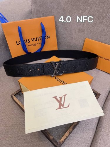 Lv Dimension 4.0双面腰带将经典格调引入新颖尺幅设计。皮革压印 Lv 字母和 Monogram 花卉，与纤秀 Lv 字母搭扣相映成趣，令品牌标识低