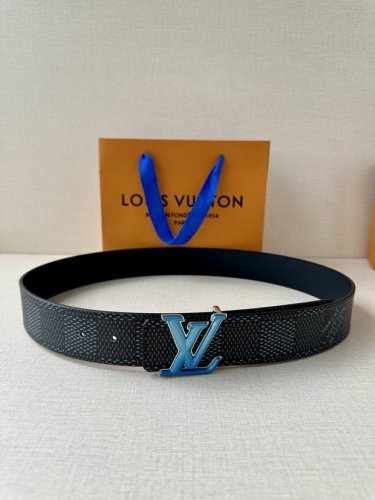 4.0宽作为路易威登备受喜爱的设计之一，Lv Initiales 双面腰带此次拼接明亮牛皮革和 Monogram Eclipse 帆布，以抛光 Lv 字母烤漆间