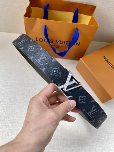 特P160 作为路易威登备受喜爱的设计之一，Lv Initiales 双面腰带此次拼接明亮牛皮革和 Monogram Eclipse 帆布，以抛光 Lv 字母搭
