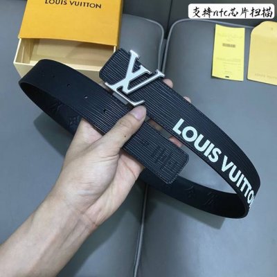 特 寬度：40Mm 進口Ep水波紋襯托原廠小牛皮底壓花！飾有高級絲印Logo視覺效果 搭扣與皮帶相呼應締造獨特造型 雙面用