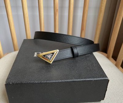 特 Prada 普拉达 专柜最新款 这款腰带设计简约而不失精美 金属搭扣呈现标志性的三角形徽标轮廓 彰显品牌格调 Saffiano皮革以其涂蜡饰面和交叉平行线阴