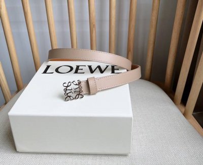 特 Loewe 罗意威专柜最新同款腰带 选用光滑牛皮革窄款腰带 配有Anagram挂锁针扣 卓越的工艺 个性的造型 精美的材质 宽:2.0Cm