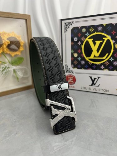 品名：Lv..路易..威登原单 材质：原单牛皮腰带 百分百头层牛皮腰带保证真皮，24K纯钢扣，专柜原单品质、做工精细，时尚大牌，送人自用首选 包装： 请认准如图