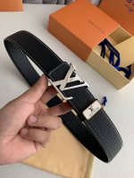 品名： Lv..路易..威登原单 型号：双面使用挂扣，图片实物拍摄 材料：双面头层牛皮，挂扣系列，纯钢质扣头，钯镀电镀工艺永不掉色。带身可双面使用，荔枝纹，专柜