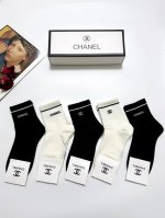 配包装 一盒5 双 Chanel 香奈儿 经典字母Logo 纯棉短袜 ，Ins超火爆短筒袜，纯棉面料，潮人必备 ，经典配色 个性时尚百搭款，你值得拥有哦