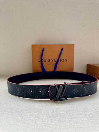 特 P170 4.0宽 Lv Tag 双面腰带采用 Monogram 帆布和素净牛皮革，结合细致边染工艺，实现更多造型可能。金属 Lv 搭扣的标签细节再添前卫格 - 点击图像关闭