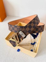 品名 Lv..路易..威登腰带皮带原单 型号 挂扣 经典纯钢材质挂扣 头层牛皮 图片实物拍摄 材料 头层牛皮 挂扣系列 纯钢材质扣头 钯镀电镀工艺永不掉色 原版