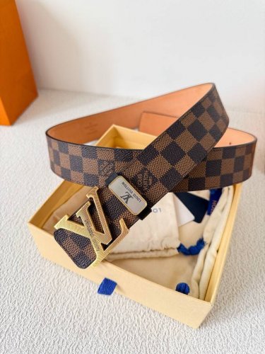 品名 Lv..路易..威登腰带皮带原单 型号 挂扣 经典纯钢材质挂扣 头层牛皮 图片实物拍摄 材料 头层牛皮 挂扣系列 纯钢材质扣头 钯镀电镀工艺永不掉色 原版