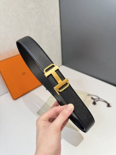 爱～马仕 HermèS 腰带是奢侈品牌爱马仕的经典配饰之一，以其高品质的皮革、精湛的工艺和标志性的设计闻名。 自动平滑扣腰带 精钢五金 搭配原版皮腰带身 长度可