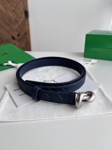 Bv 2025最新款女士编织腰带 纯手工Intreccio大格子编织 双面意大利小牛皮搭配绳结设计微复古银色搭扣 可活动皮环 皮带宽度2Cm 颜色: 太空蓝