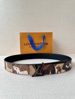 本款 Lv Initiales 双面腰带出自 Lv Portrait 系列，以拼接图案诠释团结和沟通主题。男女面孔之间穿插 Monogram 元素，光滑皮革一面
