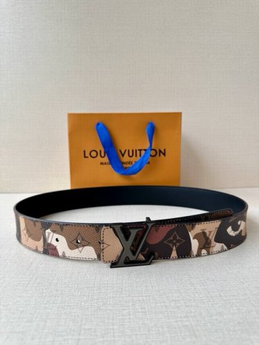 本款 Lv Initiales 双面腰带出自 Lv Portrait 系列，以拼接图案诠释团结和沟通主题。男女面孔之间穿插 Monogram 元素，光滑皮革一面