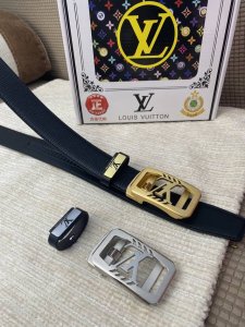 品名：Lv..路易..威登自动带 材质：原单牛皮腰带 百分百头层牛皮腰带保证真皮，24K纯钢扣，专柜原单品质、做工精细，时尚大牌，送人自用首选 包装： 请认准如