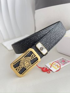 品名：Versace.范思哲原单腰带 皮带 型号：挂扣，经典人头纯钢材质扣头，头层牛皮，图片实物拍摄 材料：百分百头层牛皮，保证真皮。24K纯钢扣双面可用专柜同