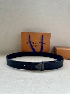 本款3.4宽 LV Initiales 双面腰带选用崭新荔枝皮革，以丰盈触感演绎图案的放大版本 金属 LV 搭扣呈现效果，摩登设计实现灵活搭配