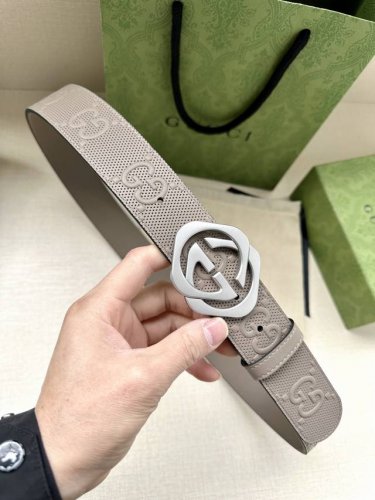 特 宽度4.0Cm Gucci 这款单品将品牌的过去与未来贯通在一起，以现代风格的全新设计诠释了经典设计元素。Guccio Gucci字母交织图案巧妙融入纹理和