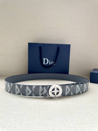 宽度3.5Cm 这款不锈钢金属腰带扣来自 Dior And Stone Island 限定系列，突显联名系列标志，Stone Island 的经典星星与 Dio