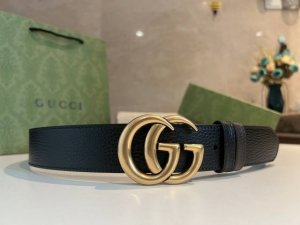 中国新年Gucci男士宠儿精选40Mm腰带，双G带扣旋转设计使用灵活，牛皮手感细腻轻触亲肤，无论设计到做工，倾力打造。