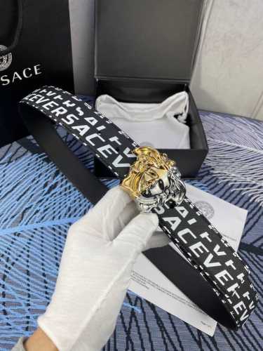 特 P210 宽度4.0Cm Versace 范思哲 此款经典腰带由柔软的小牛皮制成，配有3D方形美杜莎头像腰带扣。 一面为单色，一面饰有品牌标志性Barocc