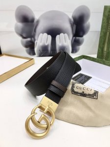 gucci双面皮革腰带，采用织纹皮革打造，装饰Gg带扣。金属配件深受品牌辉煌的70年代经典设计所影响，得以重新诠释。3.7Cm宽