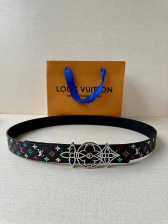 3.0宽 Lv 双面腰带取材缝线皮革和 小黑花 小白花帆布 新款珐琅搭扣映衬榄尖形腰带末端，为纤细设计注入柔美风情。 - 点击图像关闭