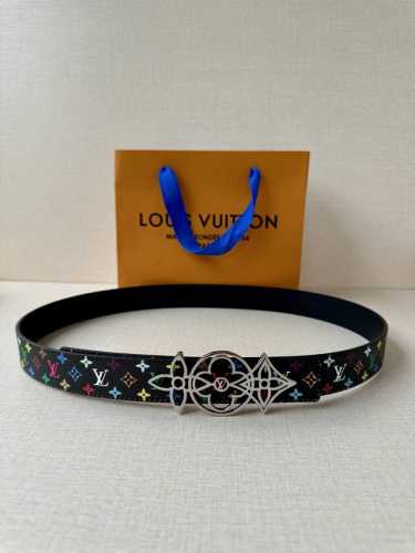 3.0宽 Lv 双面腰带取材缝线皮革和 小黑花 小白花帆布 新款珐琅搭扣映衬榄尖形腰带末端，为纤细设计注入柔美风情。