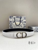 宽度3.5Cm 这款 35 毫米双面腰带结合典雅气质与摩登风范 一面采用白色Kumo 藤格纹皮革 重新演绎经典图案 另一面采用同色调光滑牛皮革 彰显 Dior