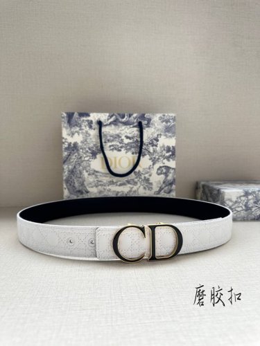 宽度3.5Cm 这款 35 毫米双面腰带结合典雅气质与摩登风范 一面采用白色Kumo 藤格纹皮革 重新演绎经典图案 另一面采用同色调光滑牛皮革 彰显 Dior