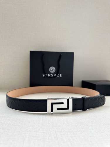 宽度3.5Cm Versace 范思哲 两面手掌纹 此款柔软的皮带饰有一个几何形状的希腊回纹别扣，既时尚又优雅