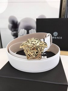 范思哲Versace此款腰带采用柔软的Greca压花皮革于意大利制成，饰有Medusa搭扣。4.0Cm宽