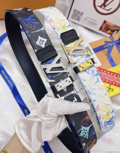 皮带：LV..路易..威登顶级复刻. 腰带：原单品质百分百头层牛皮，保证真皮。复古雕花设计.真空电镀.永不掉色.24K纯钢扣涂鸦彩绘图案艺术双面可用专柜同等质量