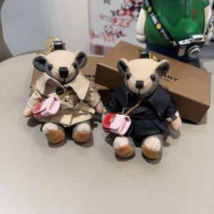 Burberry代工厂P小熊挂件，巴宝莉风衣熊斜挎Mini包包 钥匙扣包饰挂件 温柔到心里 内部填充物与专柜一致，手感真的很赞 五金扣全部采用电镀工艺，小熊站立