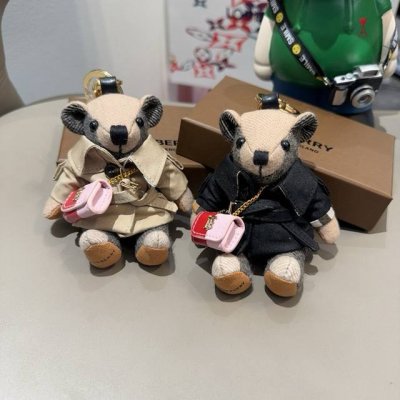 Burberry代工厂P小熊挂件，巴宝莉风衣熊斜挎Mini包包 钥匙扣包饰挂件 温柔到心里 内部填充物与专柜一致，手感真的很赞 五金扣全部采用电镀工艺，小熊站立