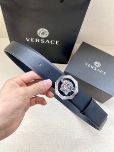 宽度4.0cm 范思哲 此款平纹皮底 腰带饰有标志性的Versace美杜莎头像扣，彰显品牌格调。是一款精美的衣橱必备单品。