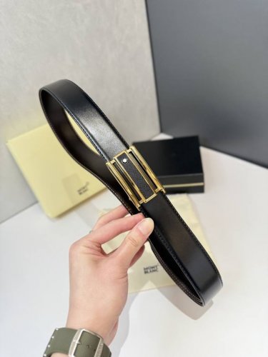 万～宝龙 Mont～Blanc 自动平滑扣腰带是奢侈品牌万宝龙的经典配饰之一，以其精致的设计、高品质的材料和卓越的工艺著称。万宝龙腰带通常适合商务、正式场合或日