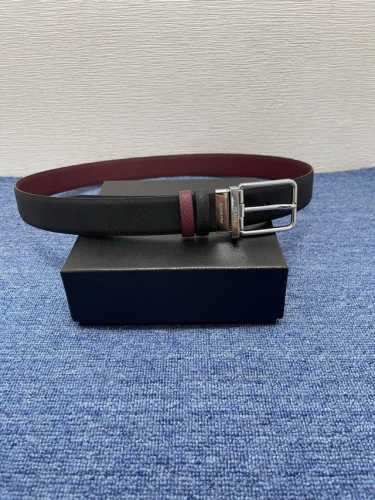 180--prada 普拉达 专柜同款 男士休闲双面用腰带 宽3.4Cm 采用光滑双面头层小牛皮 采用简约外形设计，其上以prada徽标装饰，勾勒精致细节，是p