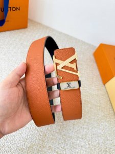 品名： Lv..路易..威登腰带皮带原单 型号：挂扣，经典纯钢材质挂扣，头层牛皮，图片实物拍摄 材料：头层牛皮，挂扣系列，纯钢材质扣头，镀钯电镀工艺永不掉色。原