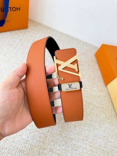 品名： Lv..路易..威登腰带皮带原单 型号：挂扣，经典纯钢材质挂扣，头层牛皮，图片实物拍摄 材料：头层牛皮，挂扣系列，纯钢材质扣头，镀钯电镀工艺永不掉色。原