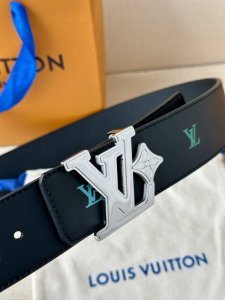 特 Lv首字母4.0宽 是那些欣赏色彩的人的一种生动风格 表带的一面由黑色皮革制成 印有Lv盾形图案 以彩虹渐变呈现 这种组合 加上Gleaming Buckl