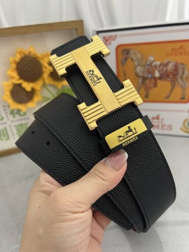 品名：Versace.范思哲 材质：原单牛皮腰带 百分百头层牛皮腰带保证真皮，24K纯钢扣，专柜原单品质、做工精细，时尚大牌，送人自用首选 包装： 请认准如图专