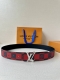 本款4.0宽 Lv Initiales 双面腰带出自 春夏男装秀场，为 Damier Pop 帆布浸染潮流新色，翻转可见光滑素雅牛皮革。Lv 字母搭扣与崭新 L