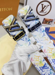 皮带：Lv..路易..顶级原单复刻. 腰带：百分百头层牛皮，保证真皮。双层菱形渐变色设计.24K纯钢扣涂鸦彩绘图案艺术双面可用专柜同等质量， 送人自用首选 包装