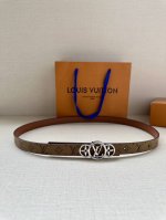 特 2.0宽 本款 Lv Iconic 双面腰带以纤细剪裁迎接新季，搭配标志性 Iconic 搭扣，无论展现 Monogram Reverse 帆布或素雅牛皮革