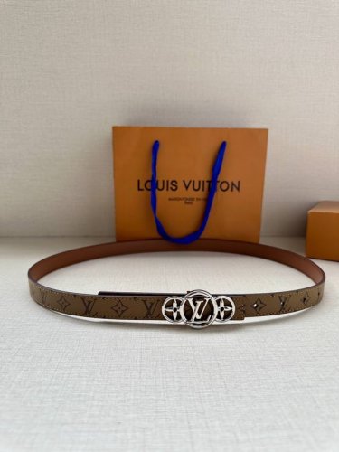 特 2.0宽 本款 Lv Iconic 双面腰带以纤细剪裁迎接新季，搭配标志性 Iconic 搭扣，无论展现 Monogram Reverse 帆布或素雅牛皮革